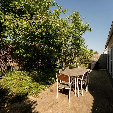 Сasa de vacaciones Holiday Home Vissershuis 61 With Parking By Interhome